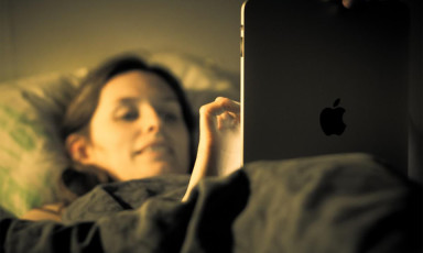 Dark Mode và Night Shift không hề giúp bạn ngủ ngon, thứ tốt hơn là Phím nguồn!