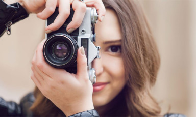 Nhiếp ảnh gia nổi tiếng chia sẻ cách chụp ảnh không có nọng cằm!