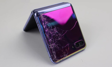 Hồi sinh Galaxy Z Flip nứt màn hình, vỡ camera, hỏng cổng sạc và...?