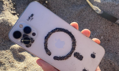 Phát hiện iPhone 12 có thể hút được sắt lẫn trong cát