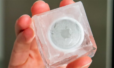 Test đồ bền Apple AirTag: Vẫn sống dù bị rơi, giặt hay thậm chí… đóng đá