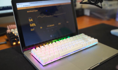 Một chiếc MacBook Pro được trang bị bàn phím cơ – chuyện thật như đùa!