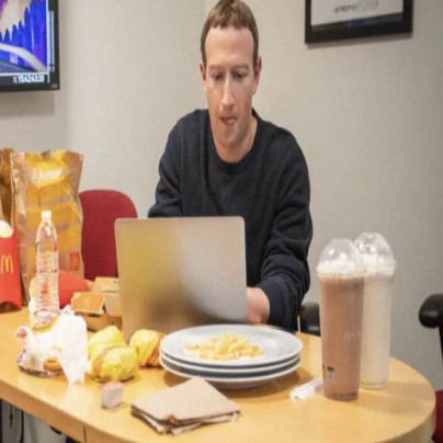 Mark Zuckerberg sử dụng Macbook khi ăn McDonald's. Nhưng lại xoá logo Táo đi