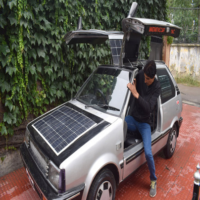 Thầy giáo dạy Toán tại Ấn Độ dành 11 năm chế tạo ô tô chạy bằng năng lượng mặt trời